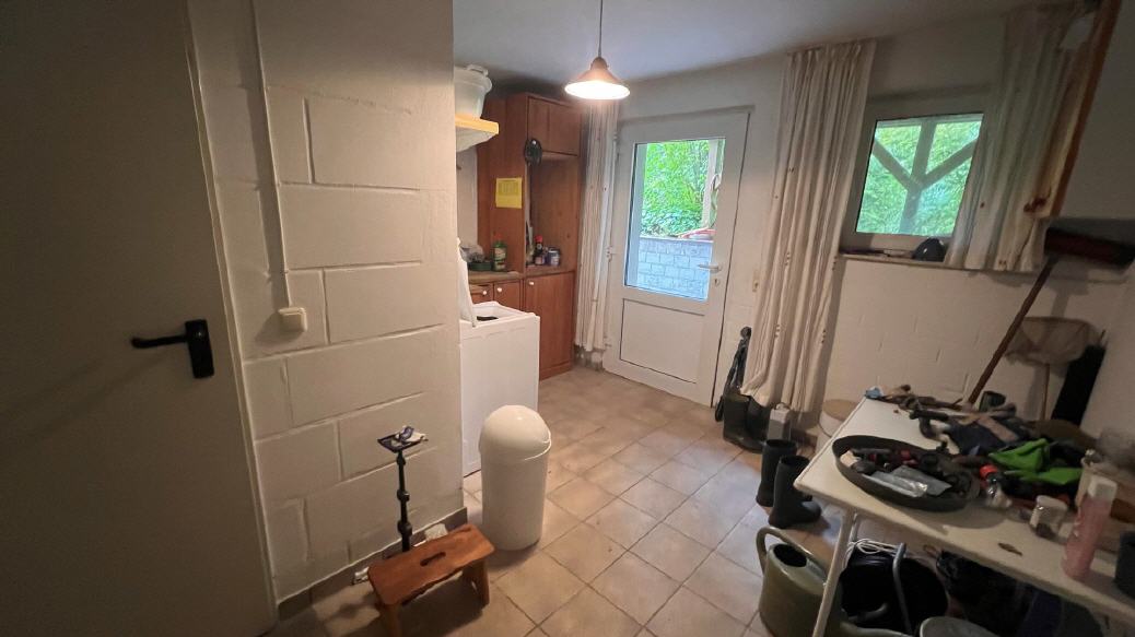 Waschk&uuml;che im Souterrain mit Zugang zum Garten