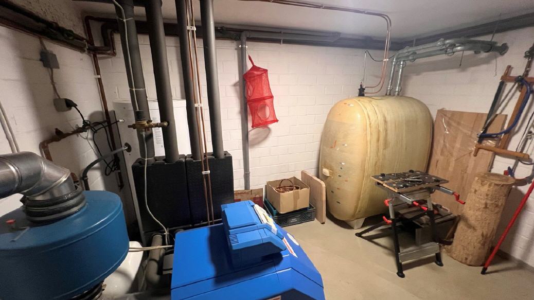 Heizungskeller mit Warmwasser-W&auml;rmepumpe